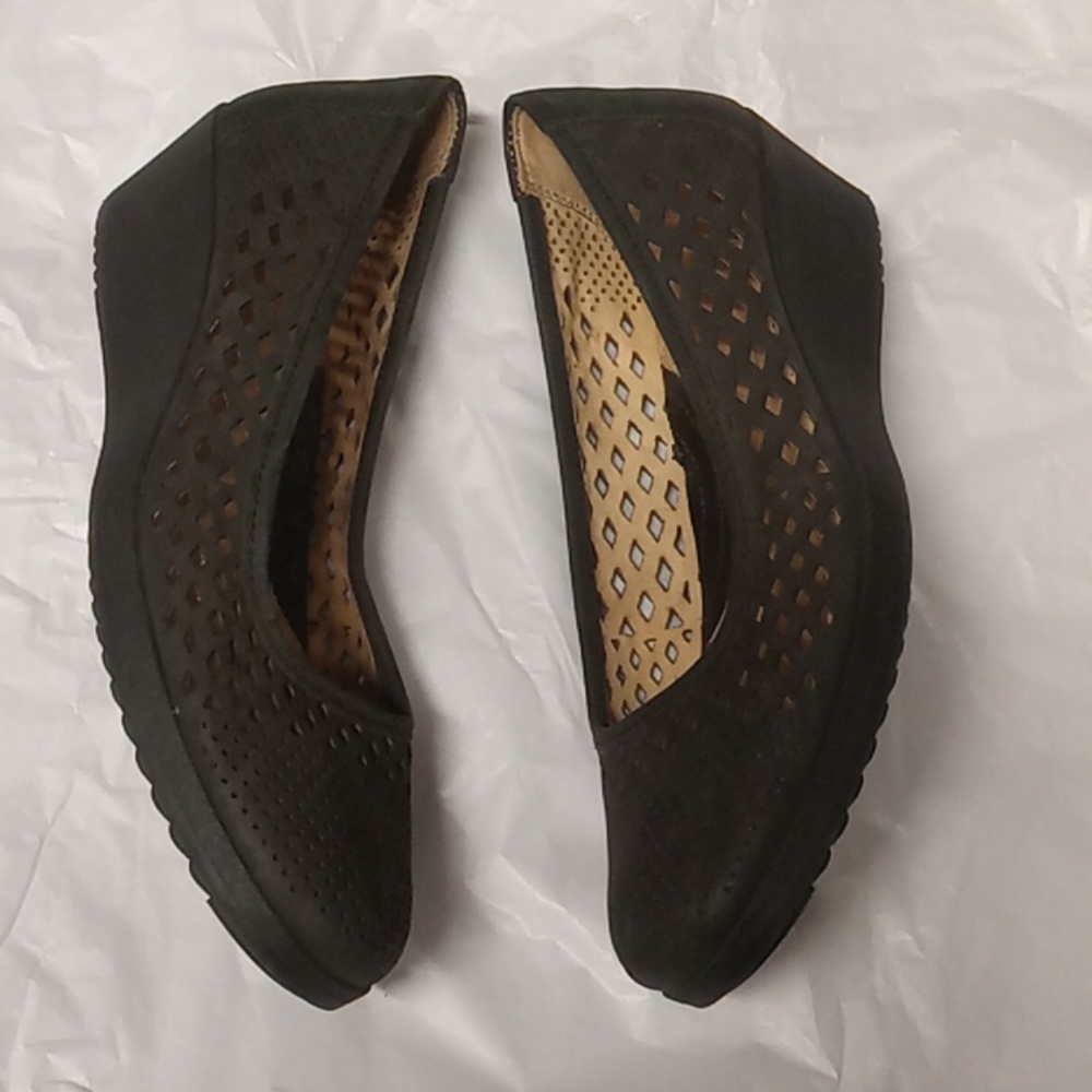 Naturalizer Black Wedges with Rounded Toe and Slip-On Style - Picture 3 of 6